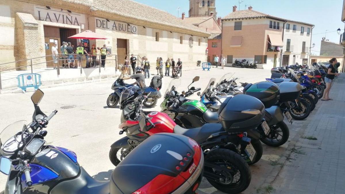 Participantes se dirigen a una bodega para compartir una comida. | M. J. C.