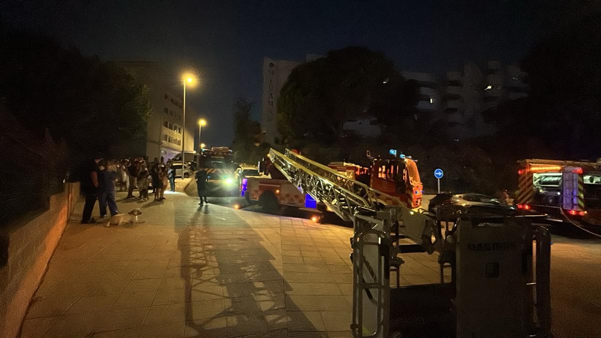 Dispositivo en la calle Ónix de Arroyo la Miel, donde se ha producido un grave incendio en una vivienda.