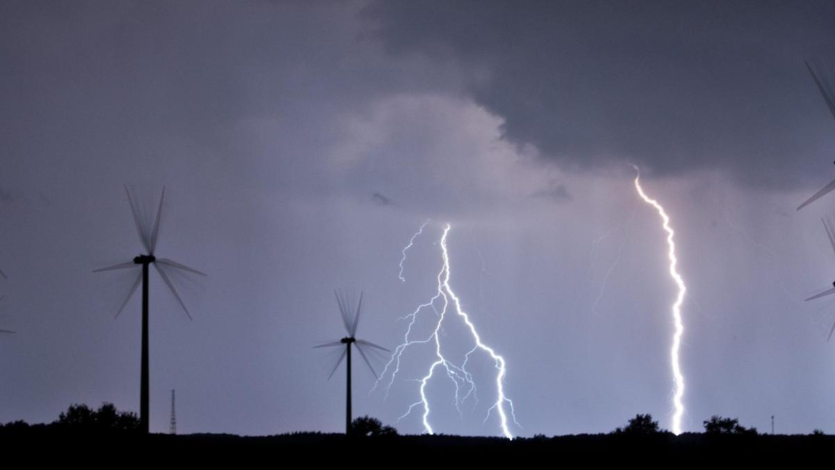 Las previsiones apuntan a que las tormentas descargarán con fuerza esta madrugada en Galicia