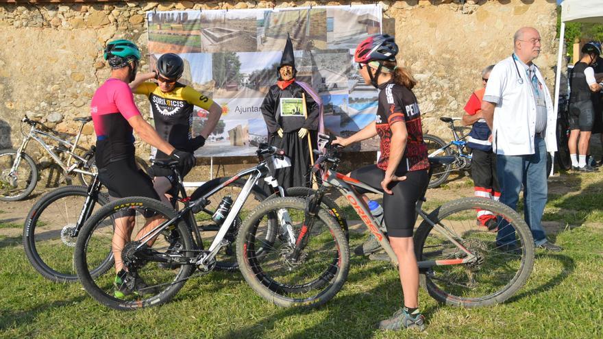 Dos-cents ciclistes estrenen a Llers l'Embruixada de BTT