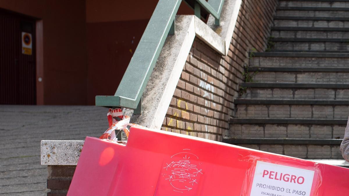 Escaleras en la zona de La Vaguada con el acceso cortado hacia la calle de Ángel Nieto.