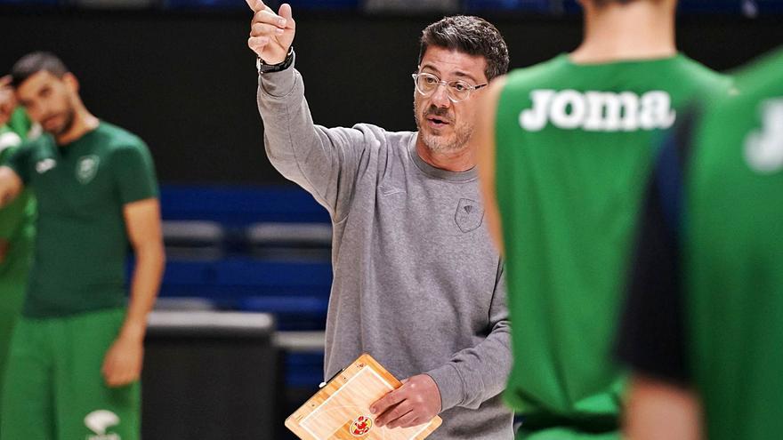 Fotis Katsikaris se dirige a sus jugadores durante una sesión de entrenamiento en el Martín Carpena. | UNICAJAB/FOTOPRESS