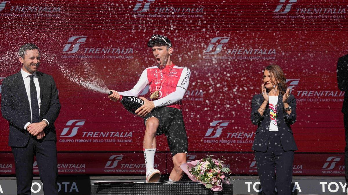 Benjamin Thomas celebra la victoria de la quinta etapa en el podio del Giro.