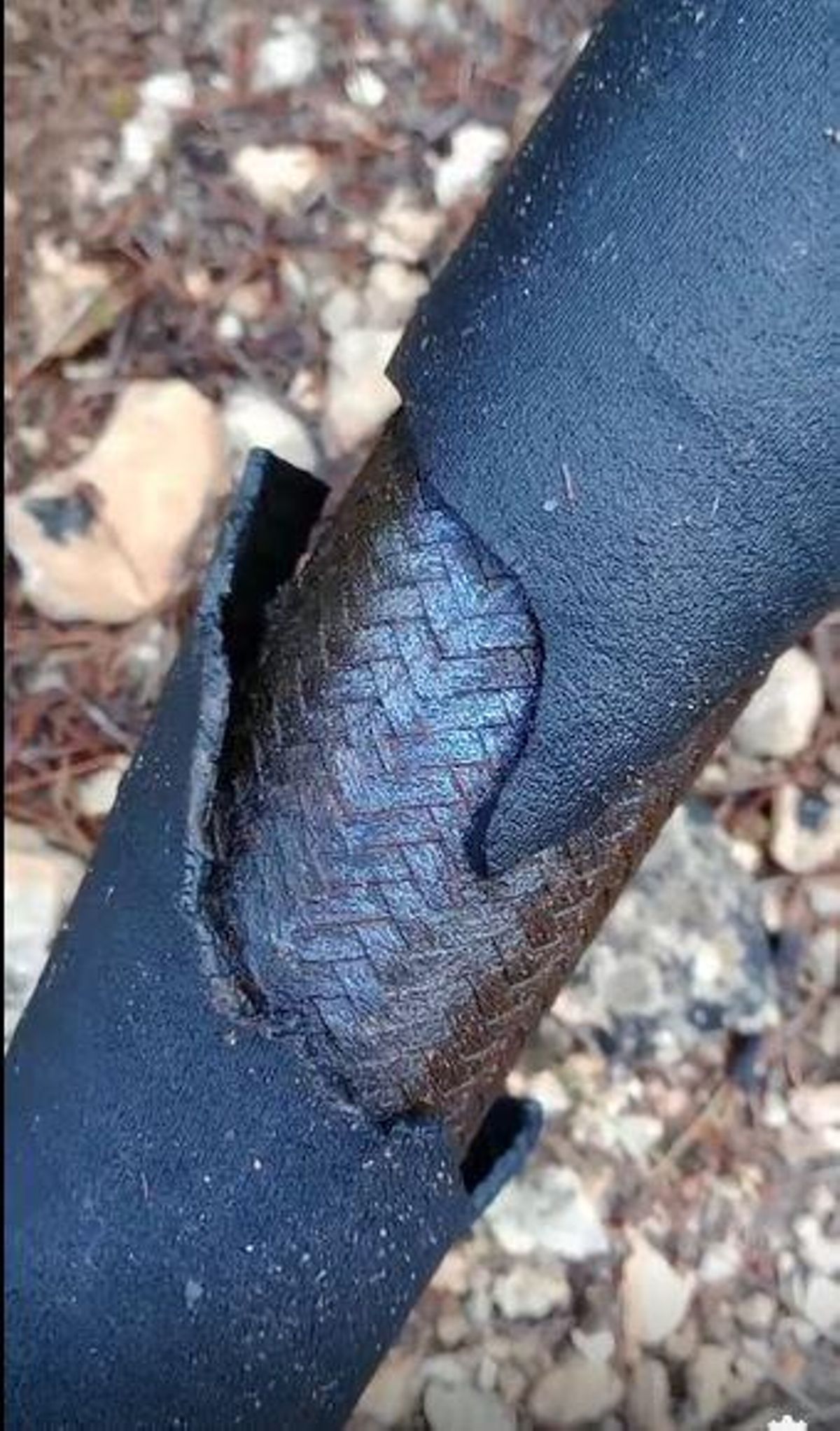 Detalle del trenzado metálico del tubo.