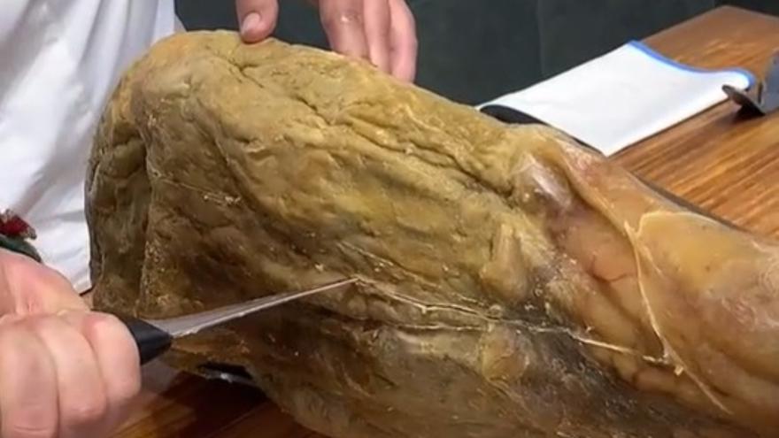 Un restaurante de Orihuela arrasa en TikTok con un vídeo de cómo abrir un jamón