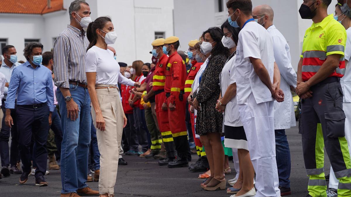 Los Reyes visitan el acuartelamiento del Fuerte donde se encuentran parte de las personas desalojadas tras la erupción del volcán en La Palma.