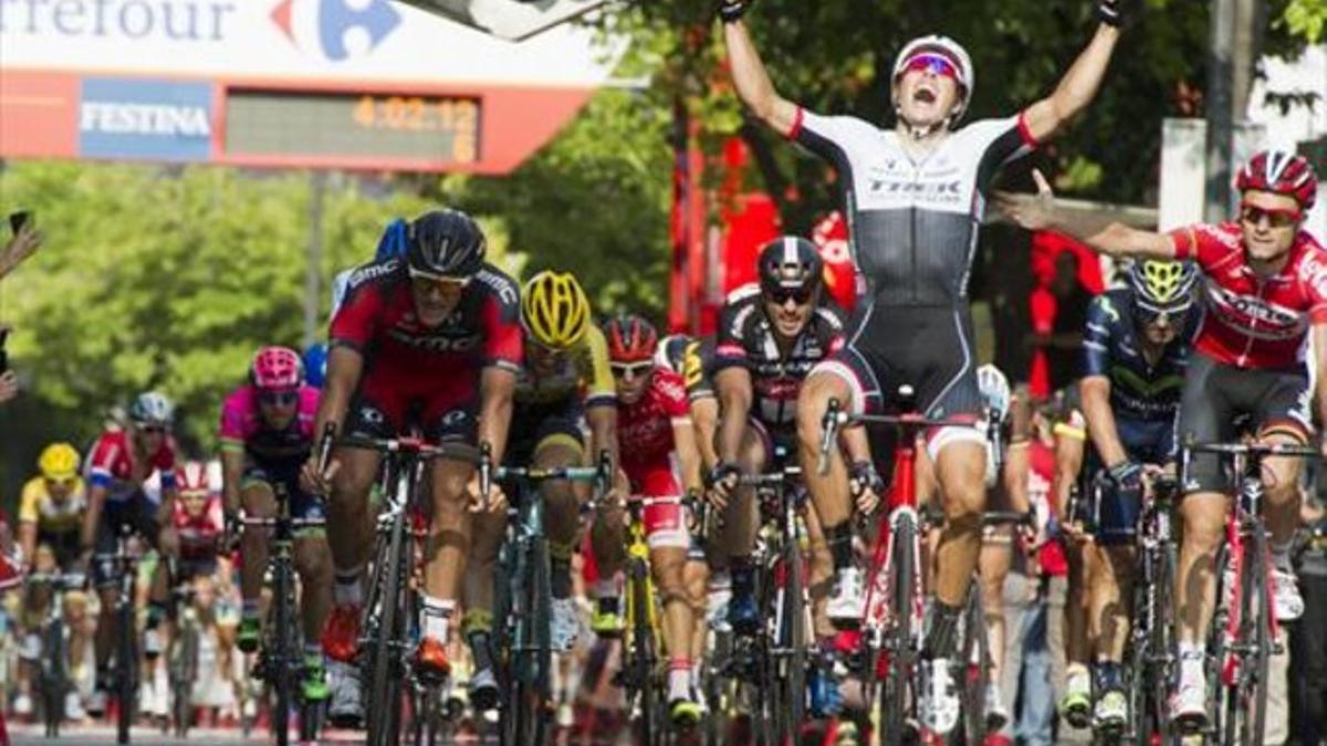 Danny van Poppel celebra el triunfo en la etapa de Lleida, ayer.