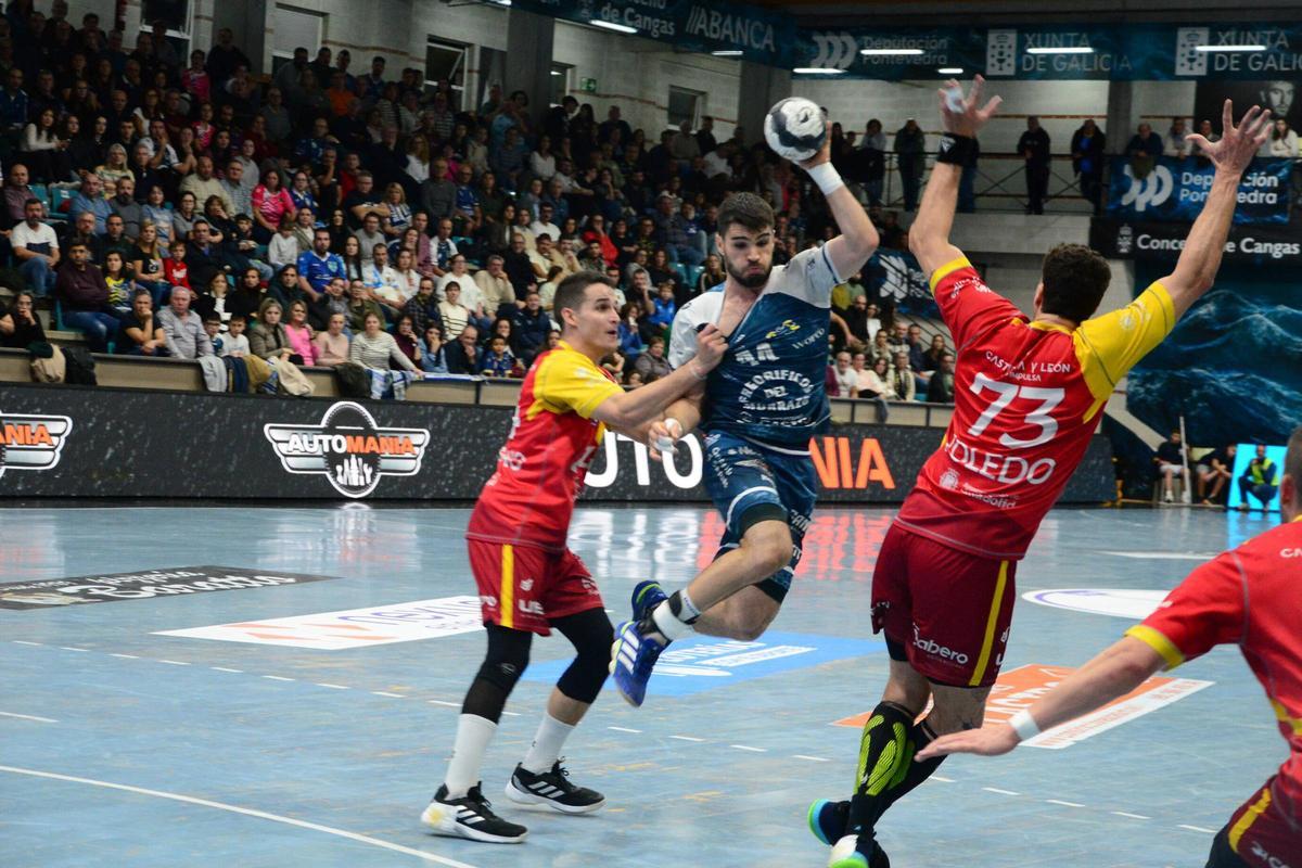 Santi López en una acción del encuentro de ayer en O Gatañal contra el Valladolid.