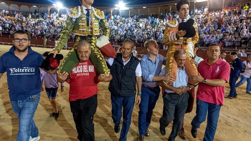 El Juli y Lorenzo, a hombros