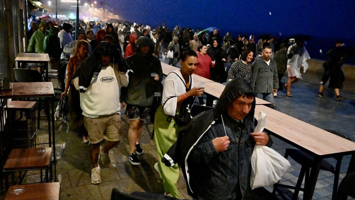 El público abandona la Praza do Maer bajo la lluvia tras suspenderse el concierto