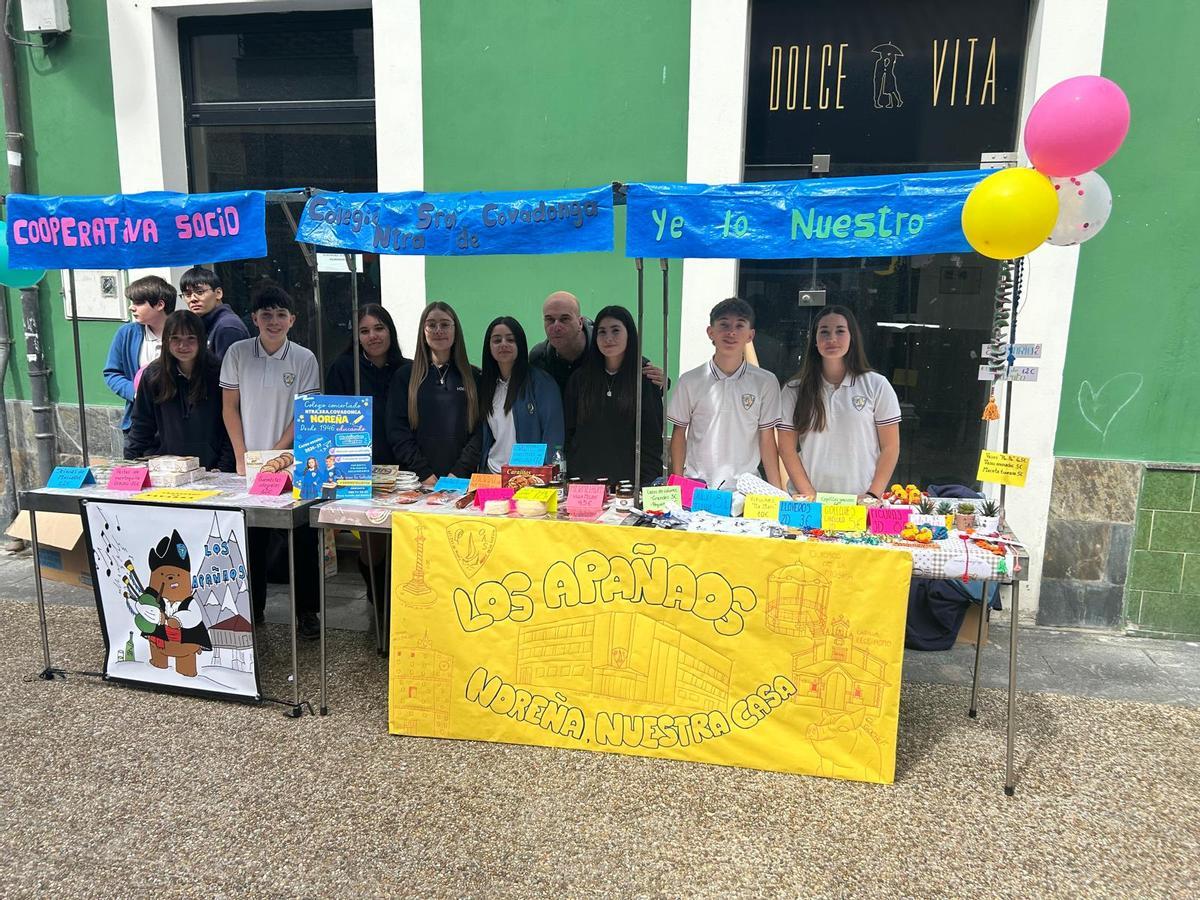 Mercado de cooperativas y asociaciones educativas en Pola de Siero.