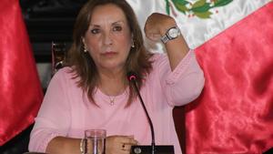 La presidenta de Perú, Dina Boluarte, muestra sus joyas en una rueda de prensa este viernes, en Lima (Perú).