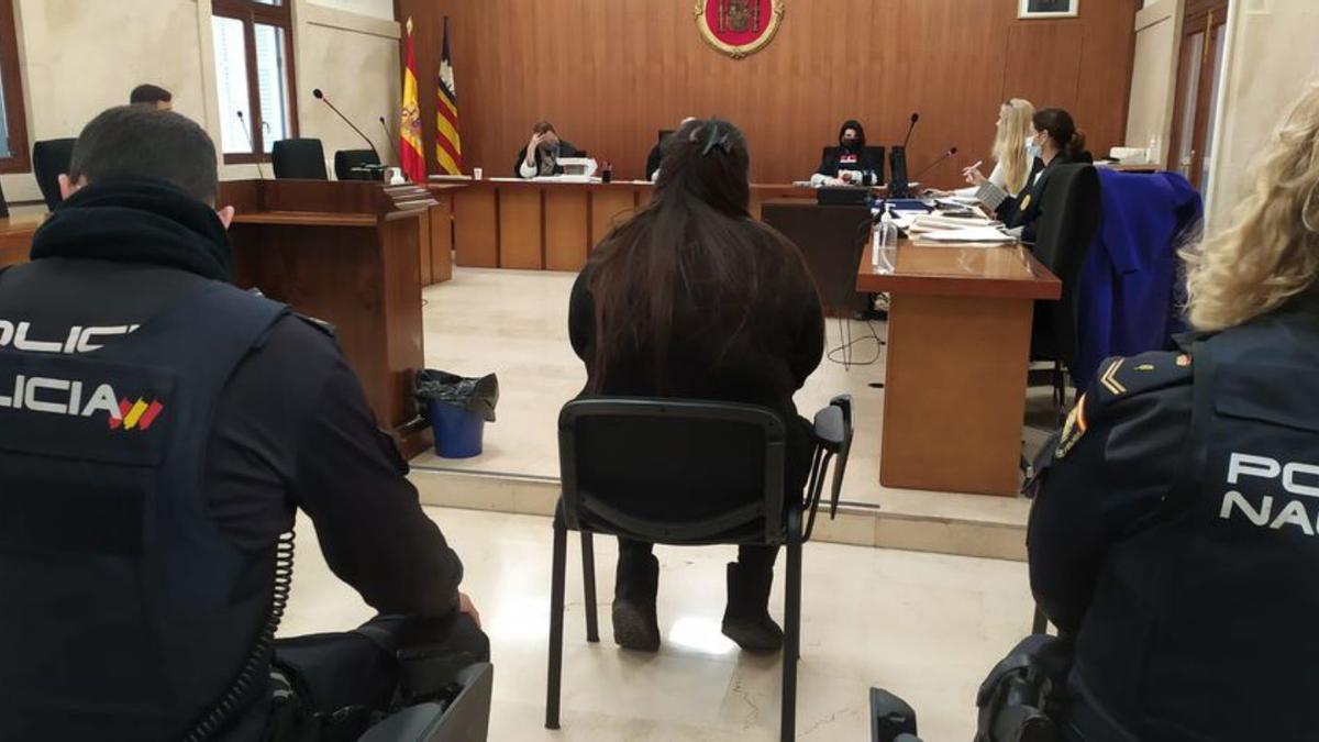 La mujer condenada, ayer en la Audiencia de Palma.