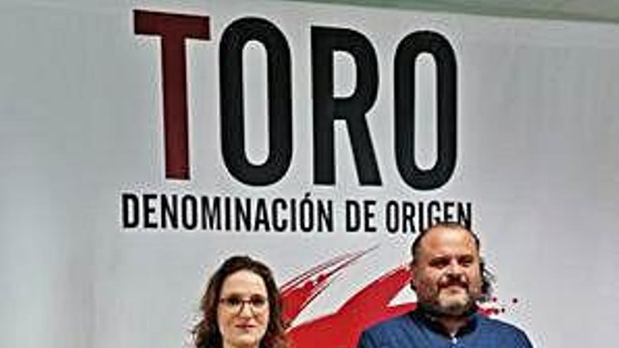 Sara Pérez y Felipe Nalda presentan el cartel anunciador de la feria.