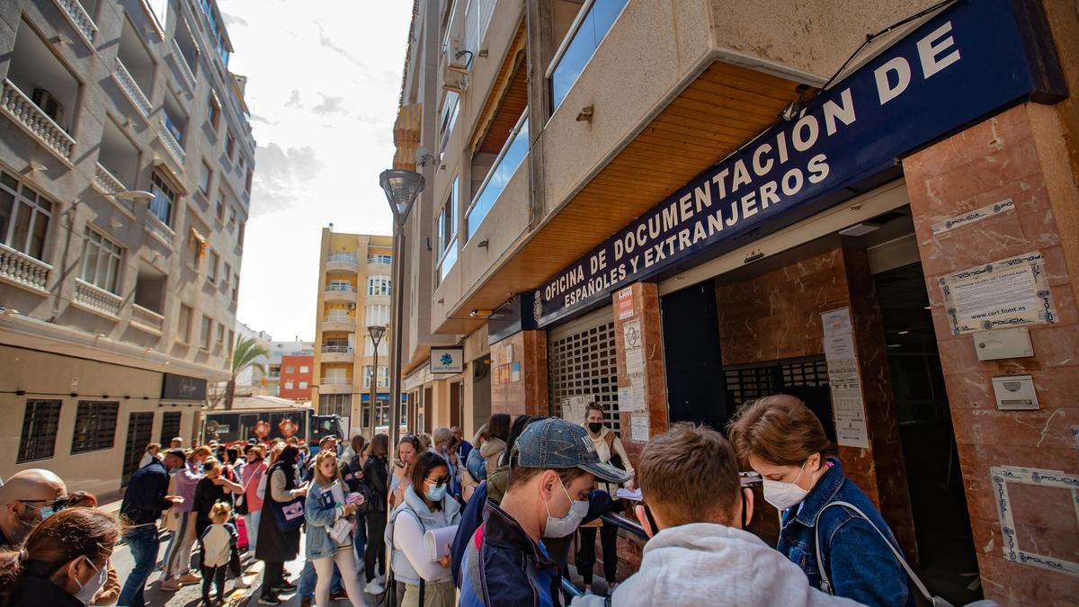 Colas de refugiados ucranianos en las oficinas de Extranjería de la Policía Nacional de Torrevieja el pasado mes de marzo