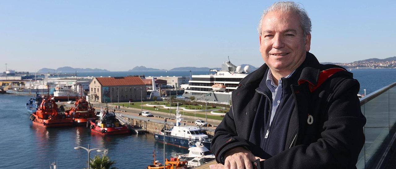 José Antonio Fernández,ayer en la terraza de A Laxe con las Cíes al fondo.