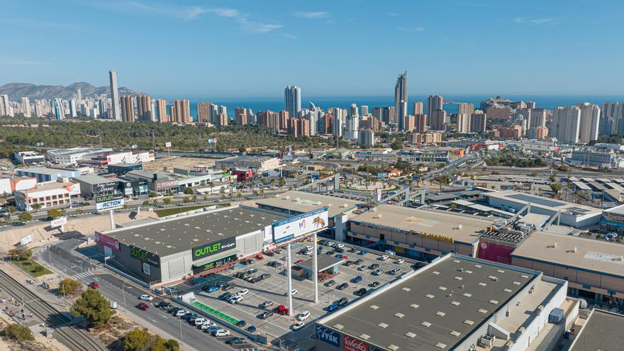 La familia mexicana Cojab compra el centro comercial La Marina de Finestrat