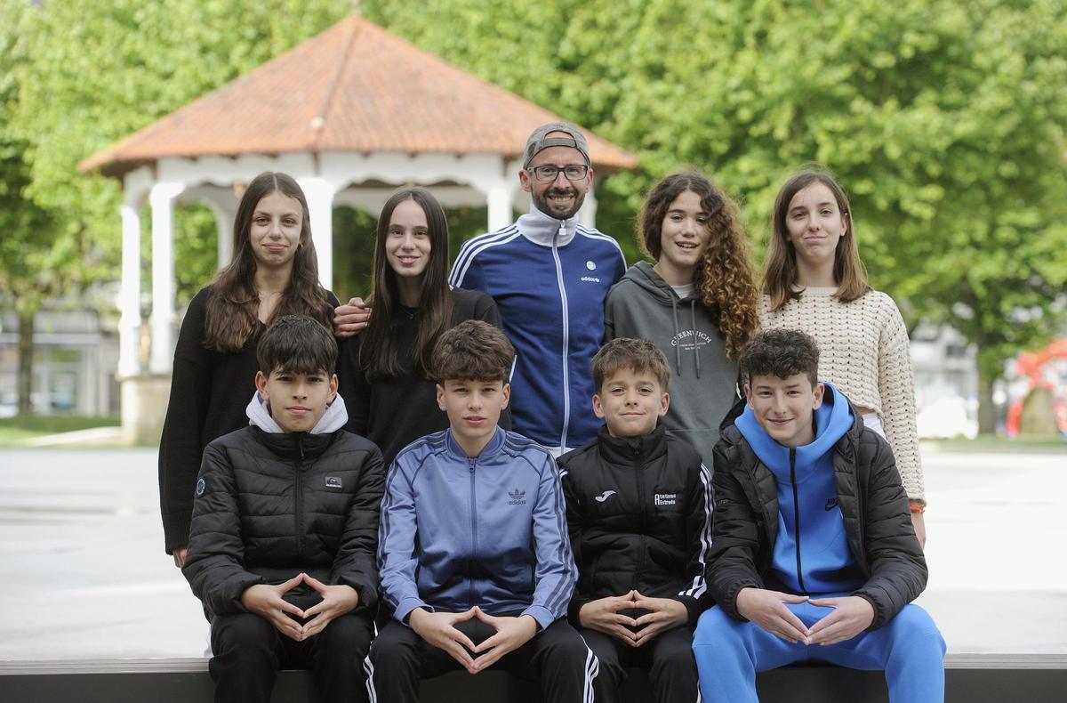 Los atletas estradenses posan en la plaza del Concello.