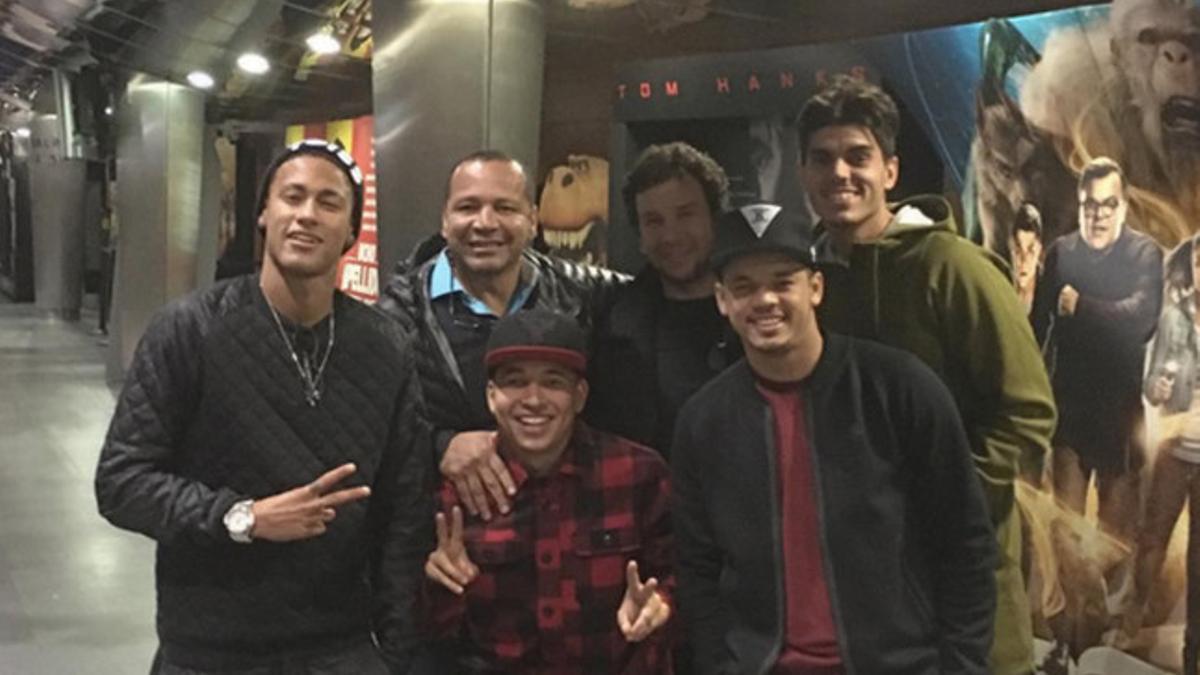 Neymar junto a su familia y amigos