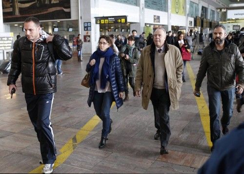 Accidente aéreo: Los familiares de los viajeros llegan al aeropuerto del Prat