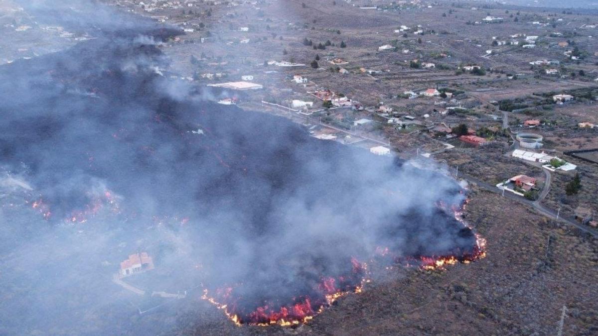 La lengua de lava avanza hacia las viviendas en Las Manchas, en La Palma