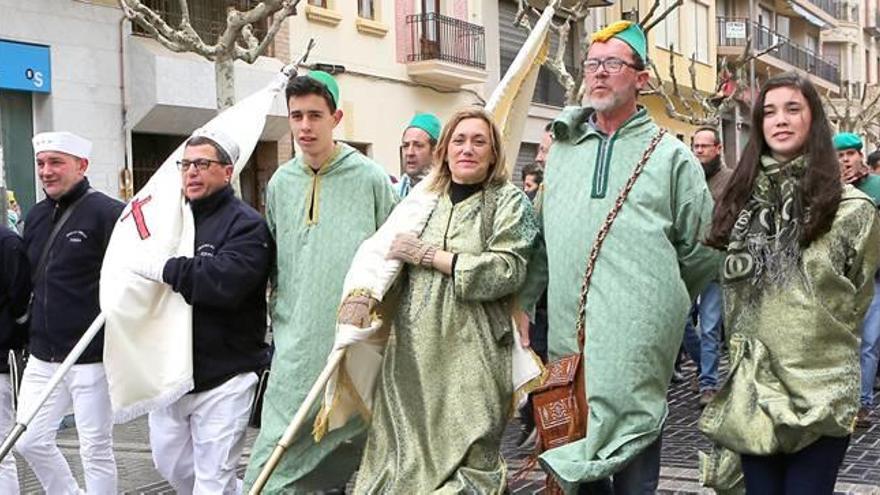 Los festeros volvieron a tomar el centro de Xixona y desafiaron a la lluvia y el intenso frío.