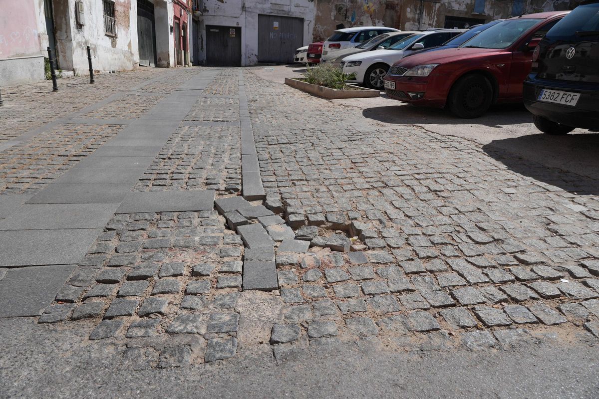 Empedrado levantado en el suelo del Casco Antiguo.