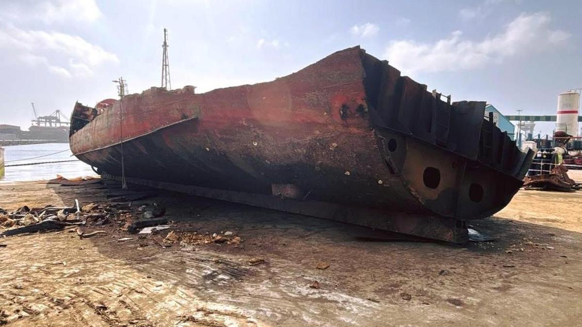Donde mueren los barcos: el arrastrero «Feixe» desaparece en gradas del muelle asturiano de El Musel