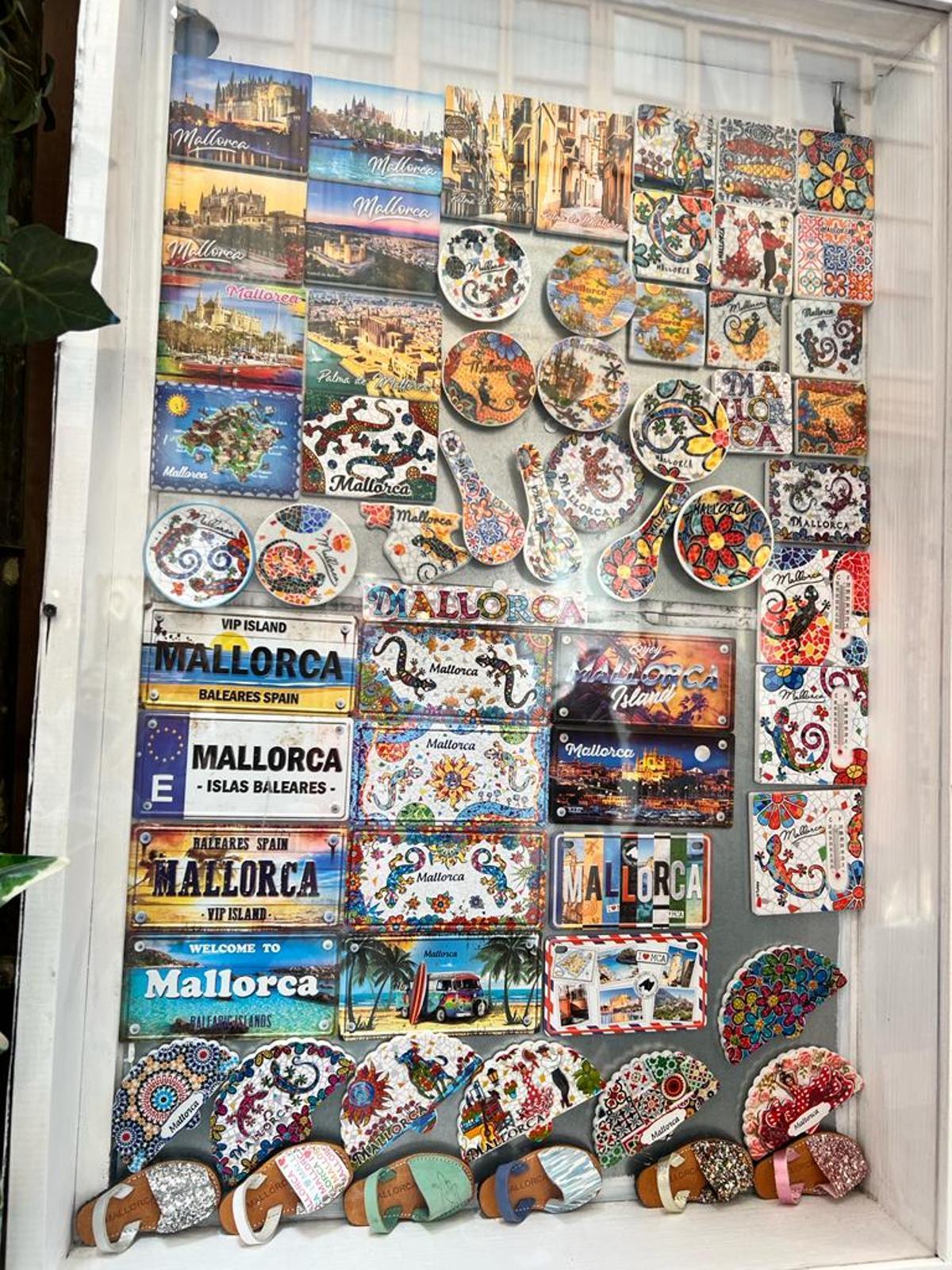 Imagen de archivo de una tienda de 'souvenirs' en Palma.