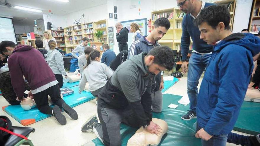 La clase teórico-práctica con los profesionales del centro sanitario comarcal. // Iñaki Abella