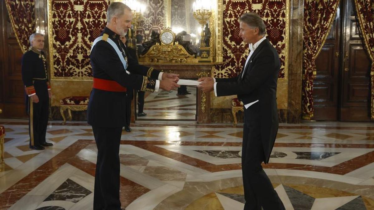 El rey Felipe VI recibe la credencial del embajador de Nicaragua en España, Maurizio Gelli, este miércoles en el palacio de la Zarzuela en Madrid.