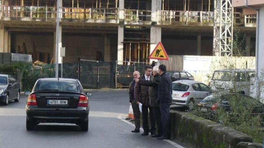 El alcalde y el edil de Urbanismo acompañan a los técnicos de la consellería en el puente de Julián.  // Faro