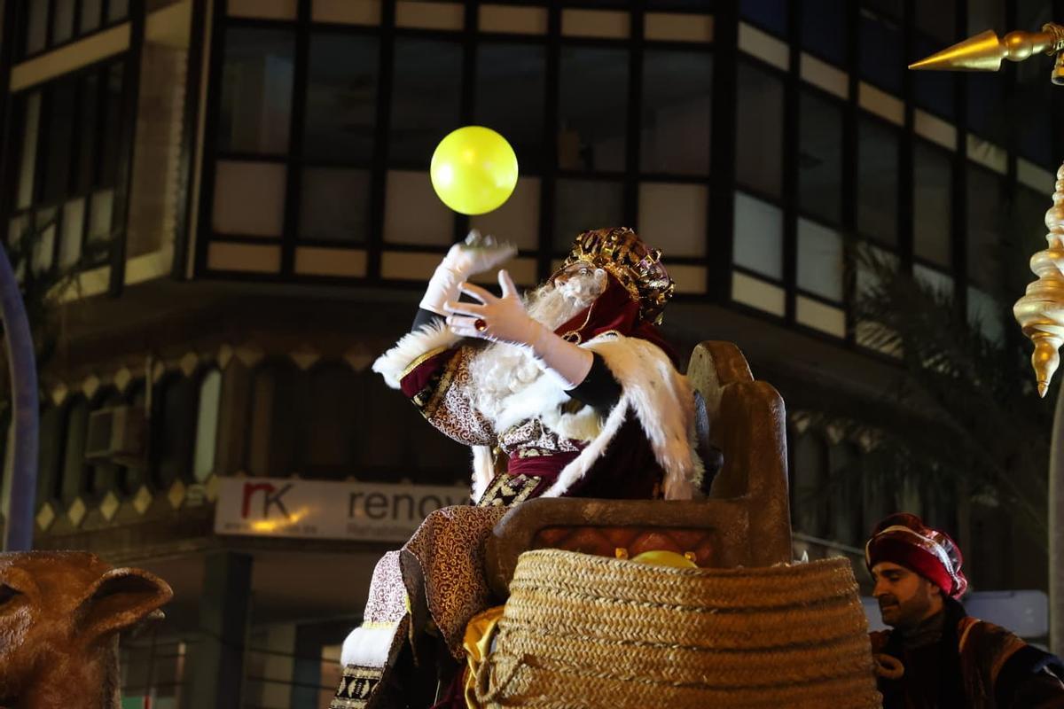 Alicante desafía las bajas temperaturas para ver la Cabalgata de Reyes Magos