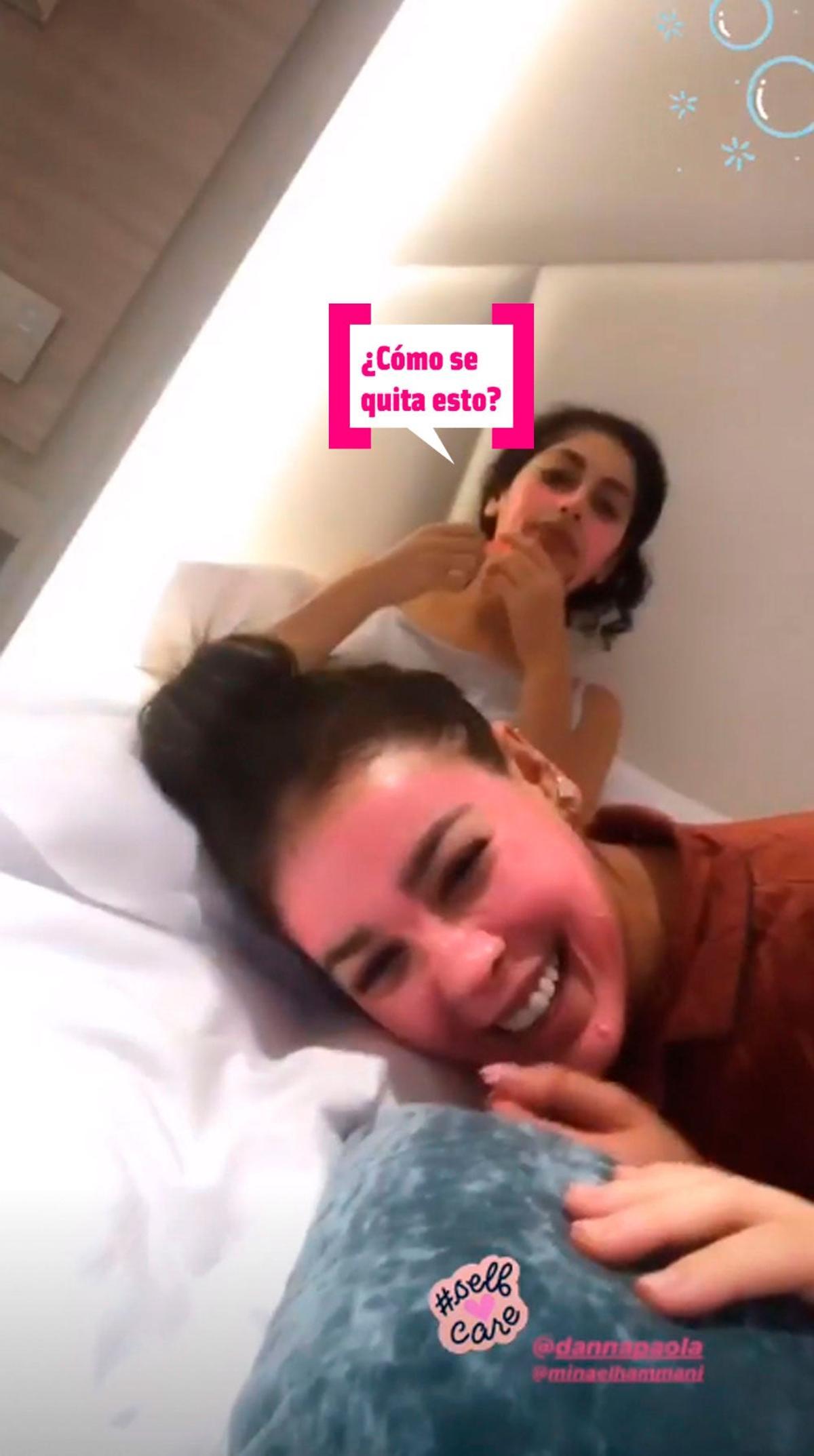 Danna Paola y Mina Al Hammani con mascarillas Danna Paola y Mina Al Hammani con mascarillas