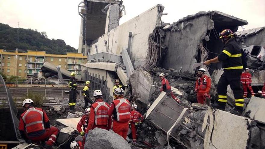 Los bomberos siguen buscando a cinco desaparecidos en Génova