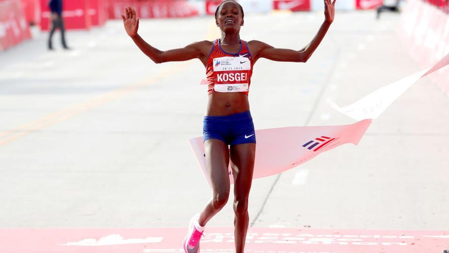 Brigid Kosgei batió el récord del mundo en Chicago.