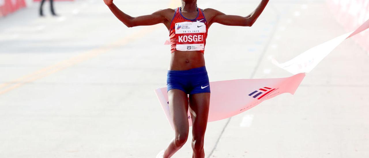 Brigid Kosgei batió el récord del mundo en Chicago.