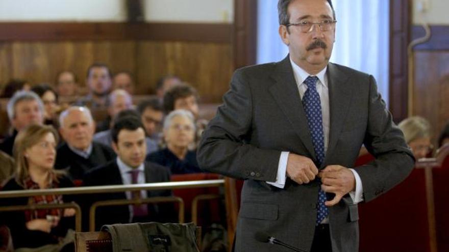 El sastre José Tomás se prepara para comparecer como testigo en la undécima jornada del juicio al expresident de la Generalitat Francisco Camps y al ex secretario regional del PP Ricardo Costa.