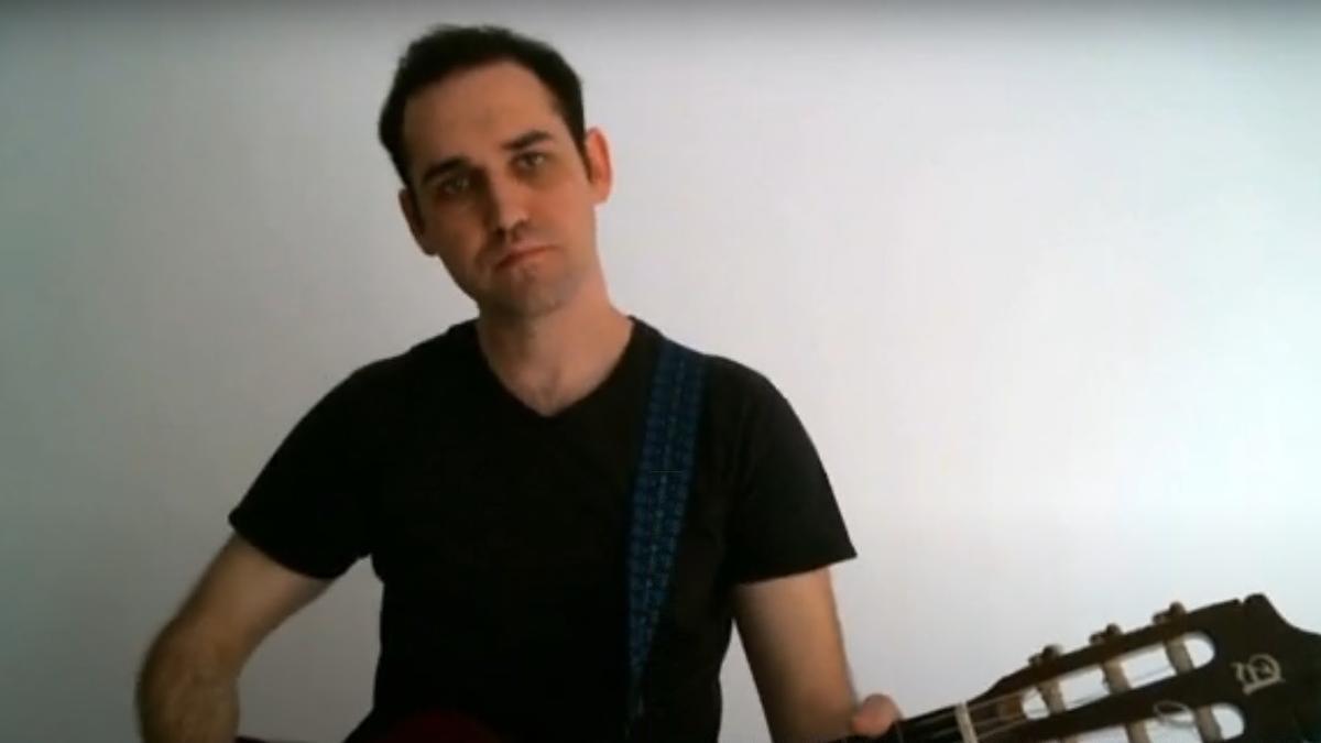 Miguel Roldán, el profesor condenado, es cantante y tiene varios videoclips en Youtube.