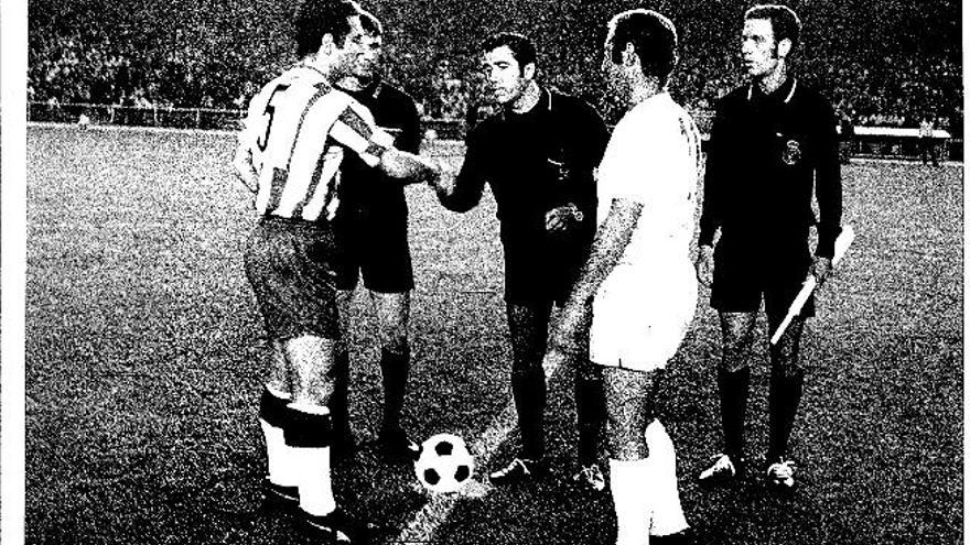 El día de su debut en Primera División, José Santana Páez saluda a Fernández, capitán del Granada, en presencia de Gento, capitán del Real Madrid, y sus jueces de línea: Santiago Morales (i) y Ángel Betancor (d)