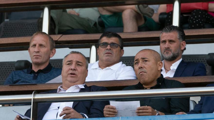 Miguel Ángel Ramírez, junto a Branko Milovanovic, Juanito Rodríguez y Toni Otero (detrás y de izqda. a dcha.), en el Estadio de Maspalomas.