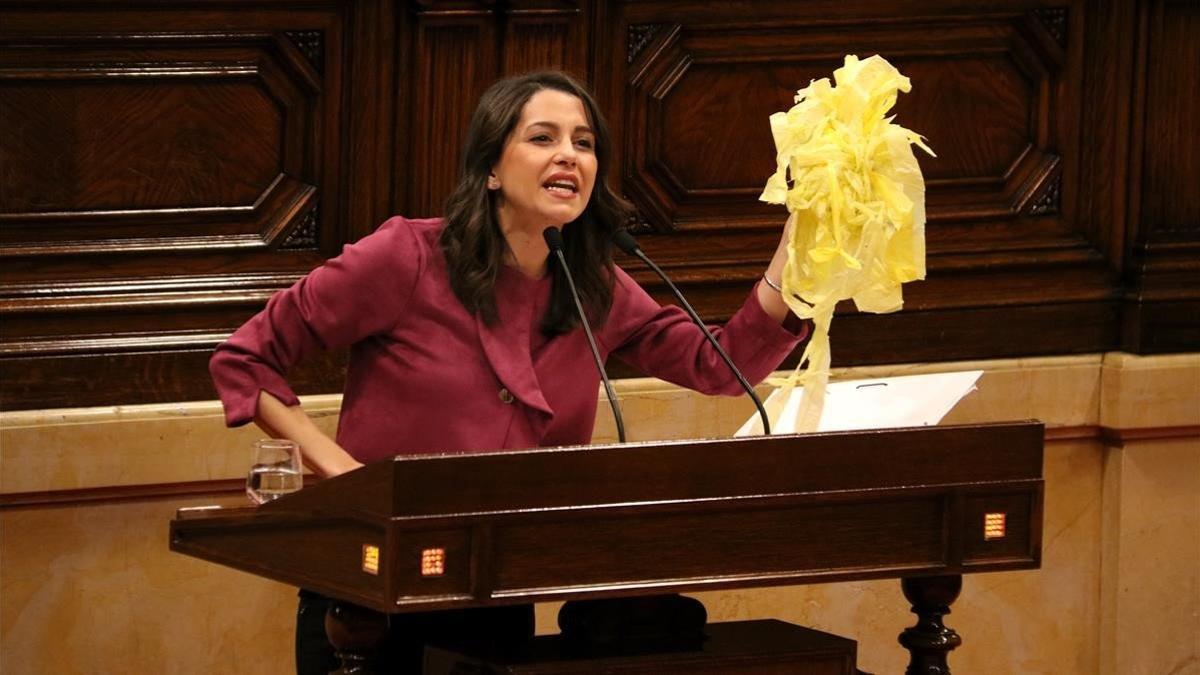 Arrimadas exhibe en el Parlament lazos amarillos que ha retirado ella misma