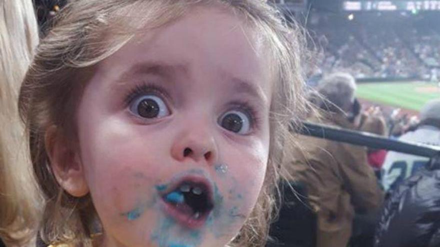 La divertida reacción de una niña al probar algodón de azúcar por primera vez