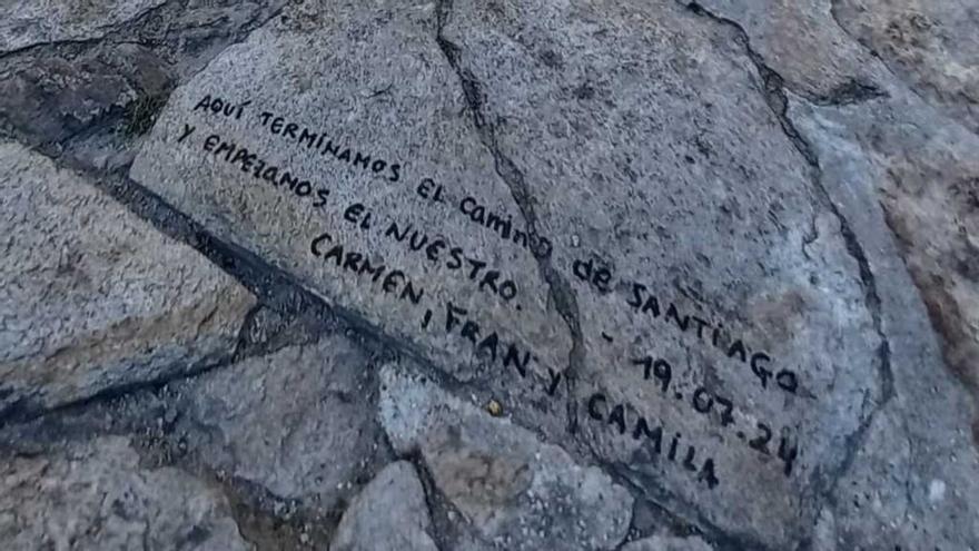 Nueva pintada en el Obradoiro: &quot;Aquí terminamos el Camino&quot;... y el respeto al patrimonio de Santiago