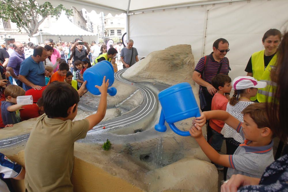 Jornada de ingeniería en la calle, en la plaza del Ayuntamiento de València.