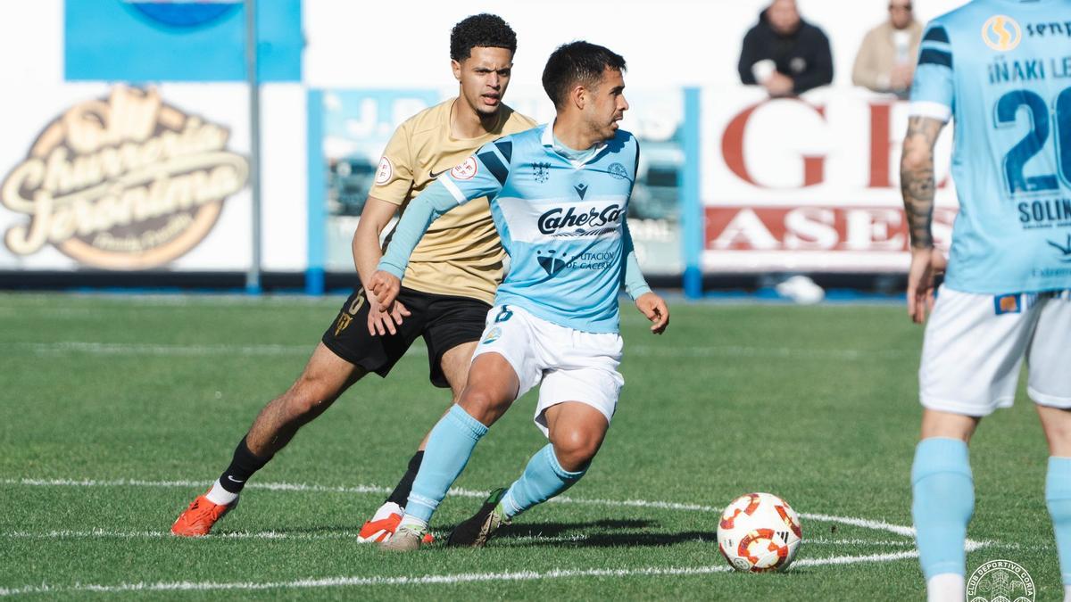 Luis Teles, clave en el centro del campo cauriense, en un partido anterior.