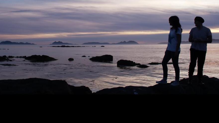 Imagen del vídeo de la canción de Amaral Ondas do Mar de Vigo filmado en O Vao y A Mourisca. // Vevo