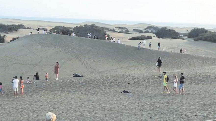 Invasión de turistas sobre las Dunas