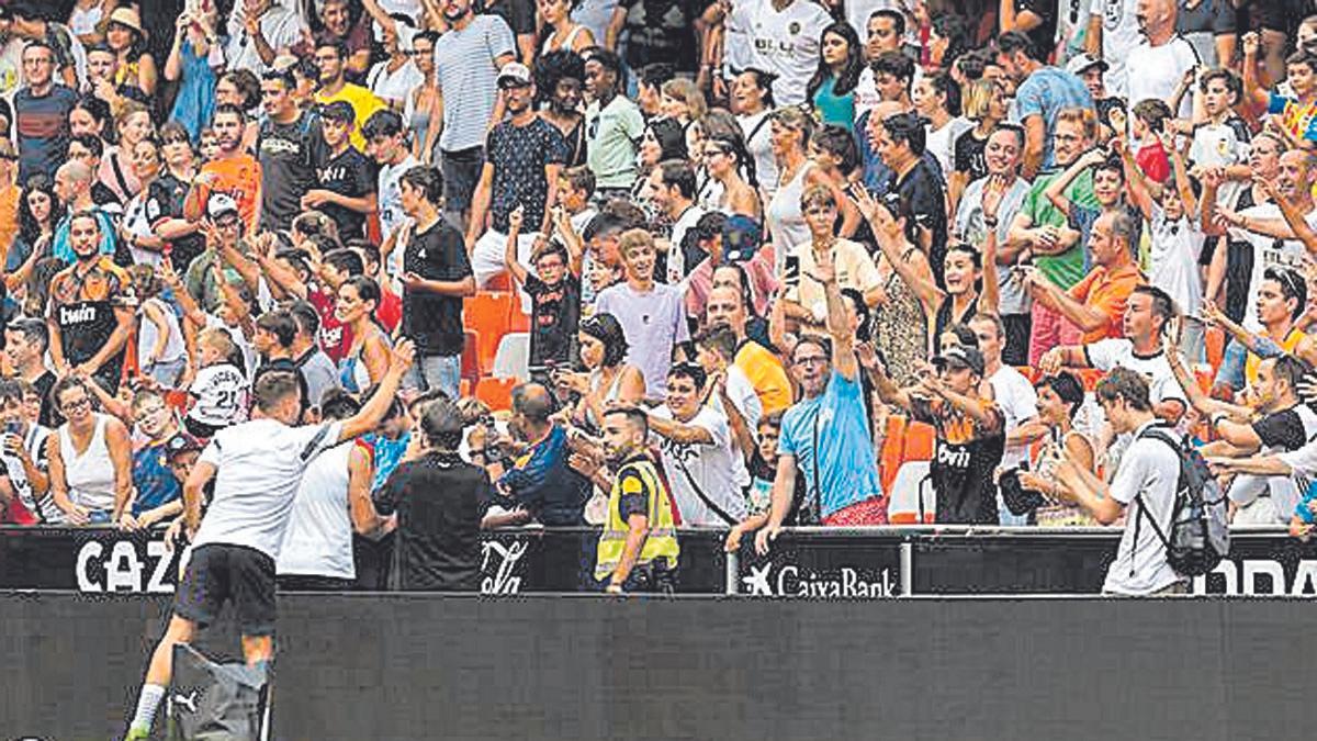 Entrenamiento del Valencia CF a puerta abierta en Mestalla antes del inicio de La Liga