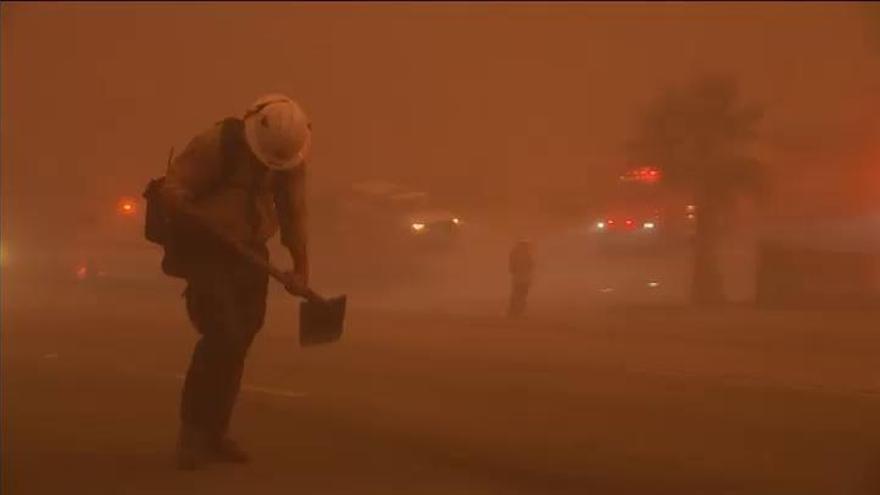 Un incendio en Malibú arrasa con algunas mansiones de famosos